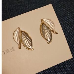 Hei Diao Delicate Leaf Stud Earrings ~Korean Style ~Asian Fashion ~Fairy Whimsy